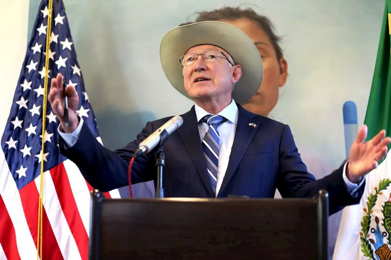 Ken Salazar: La estrategia de 'abrazos, no balazos' no funcionó