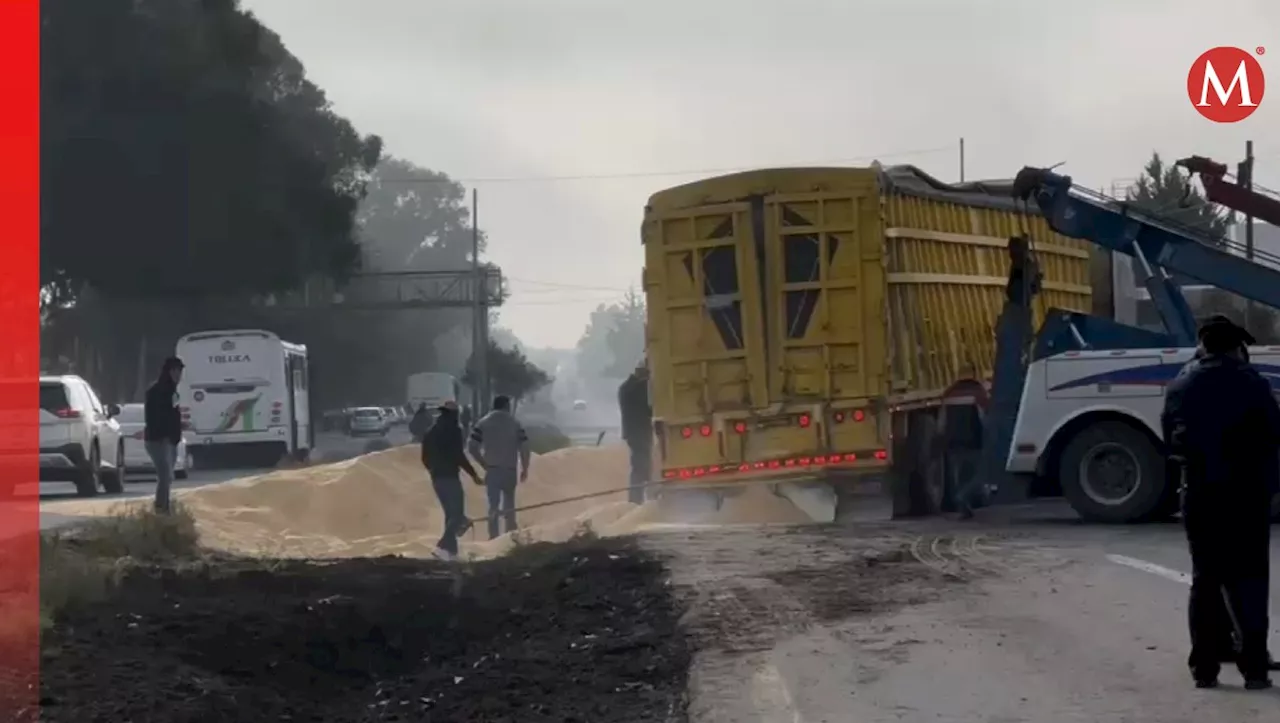 Vuelca tráiler cargado de maíz en la carretera Toluca-Atlacomulco