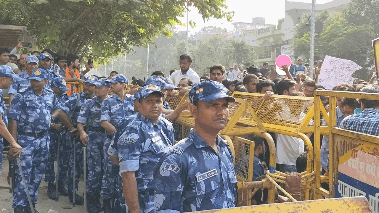 प्रयागराज में UPPSC दफ्तर के बाहर होर्डिंग तोड़ डाली, 12 प्रदर्शनकारी छात्र नेताओं पर मुकदमा