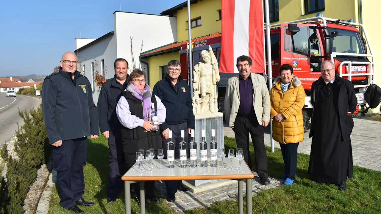 Premiere: Placidus Leeb segnete Traubenschnaps für Alberndorfer Wehr