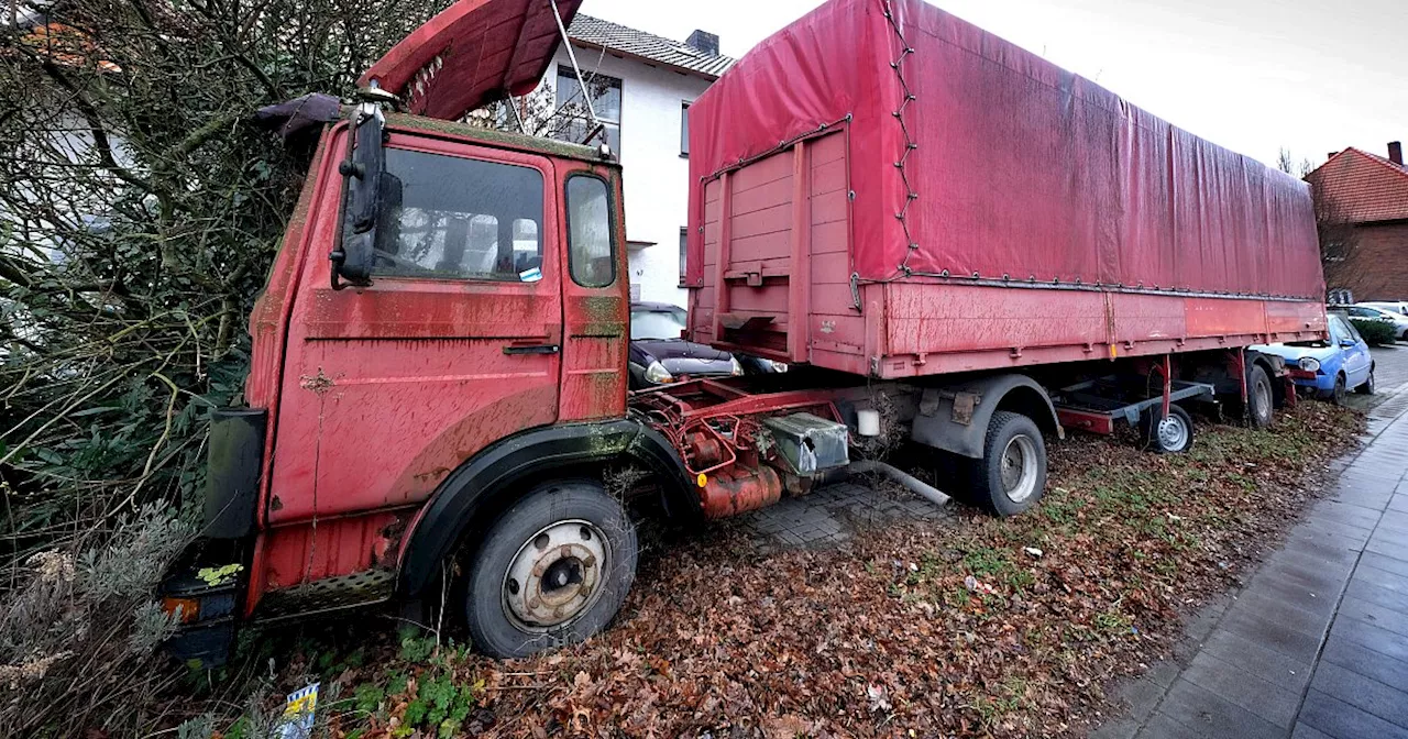 Ärger um Autofriedhof: Kreis Gütersloh entdeckt weitere Schrottautos auf dem Grundstück