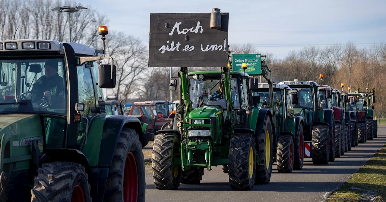 Mit Straßensperrung: Demo mit 40 Traktoren durch Herford gegen geplante ICE-Trasse