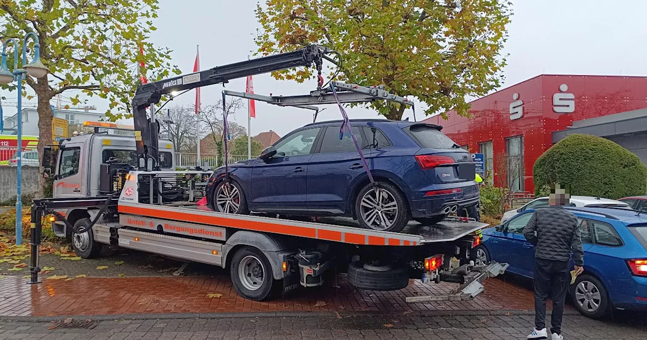 Ungewöhnlicher Park-Unfall: Auto in Bünde landet auf Mauer