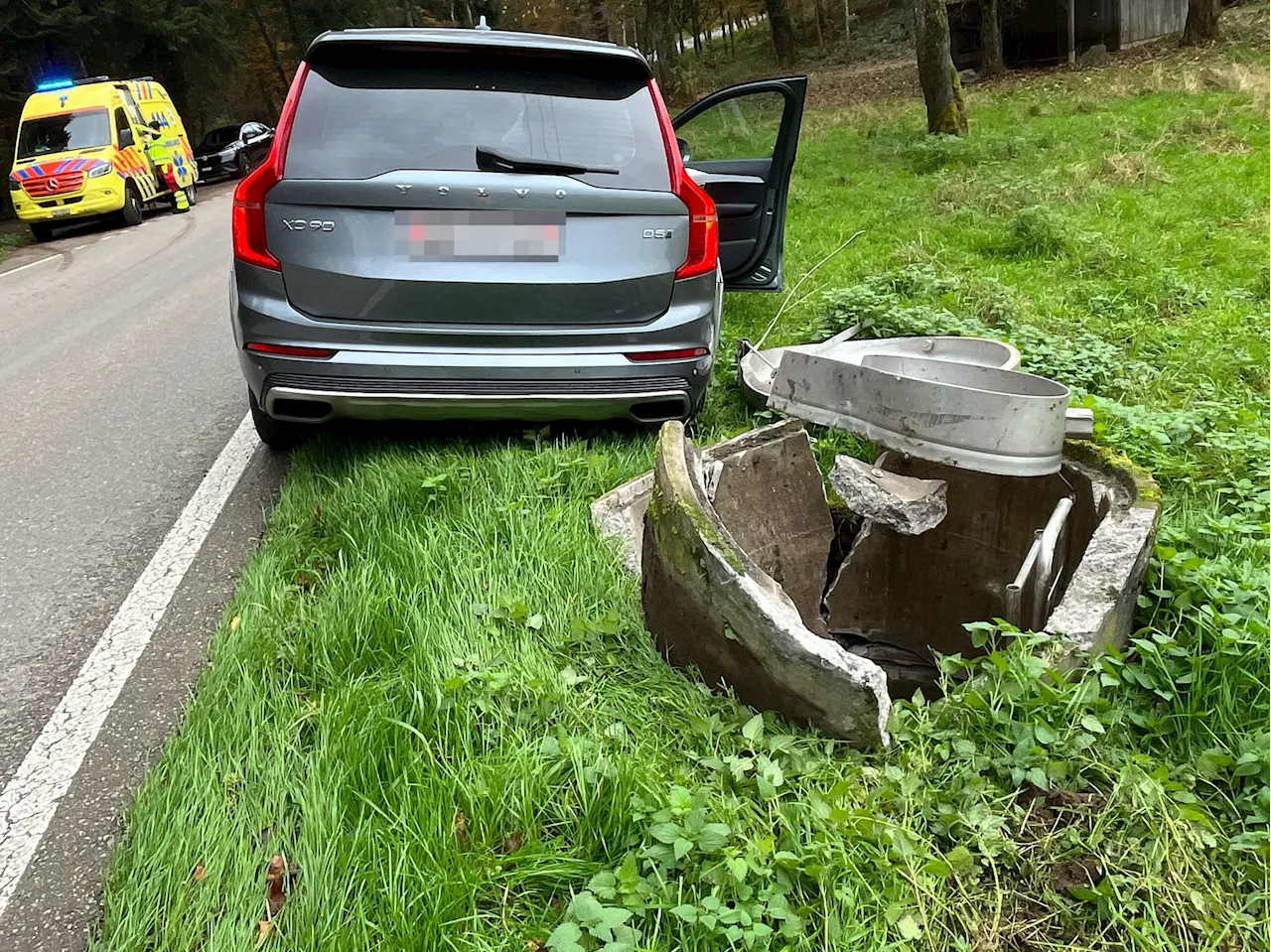 Lüterkofen SO: Volvo-Lenker muss Auto ausweichen und prallt gegen Betonschacht