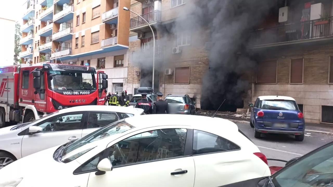 Incendio nel garage condominiale, evacuata palazzina di otto piani. Intossicata un'anziana