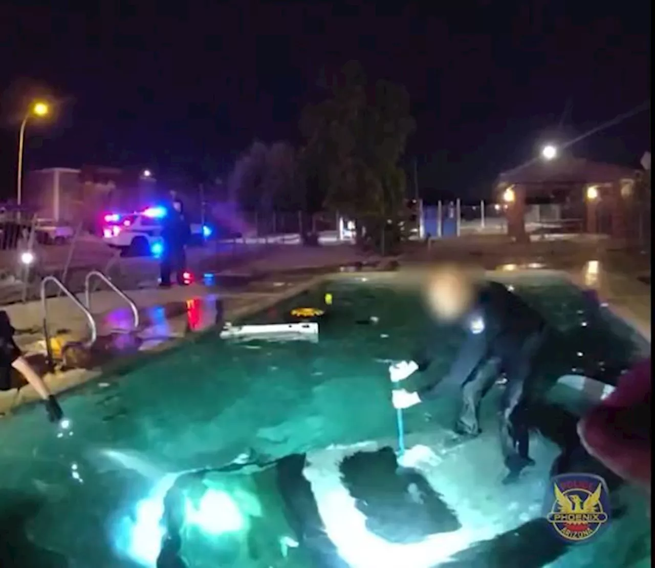 Vídeo: policial pula em piscina e resgata motorista preso em carro submerso