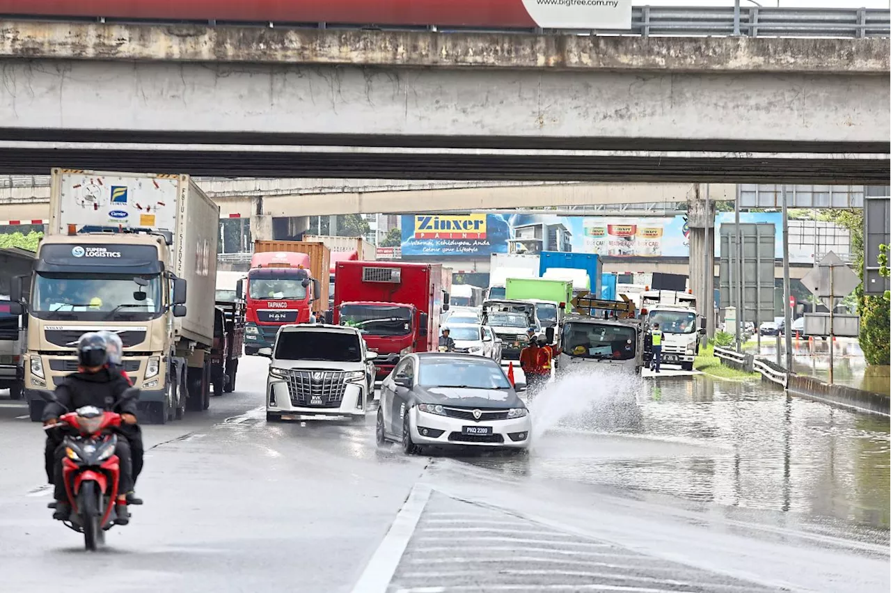 Downpours cause severe snarls in Klang Valley