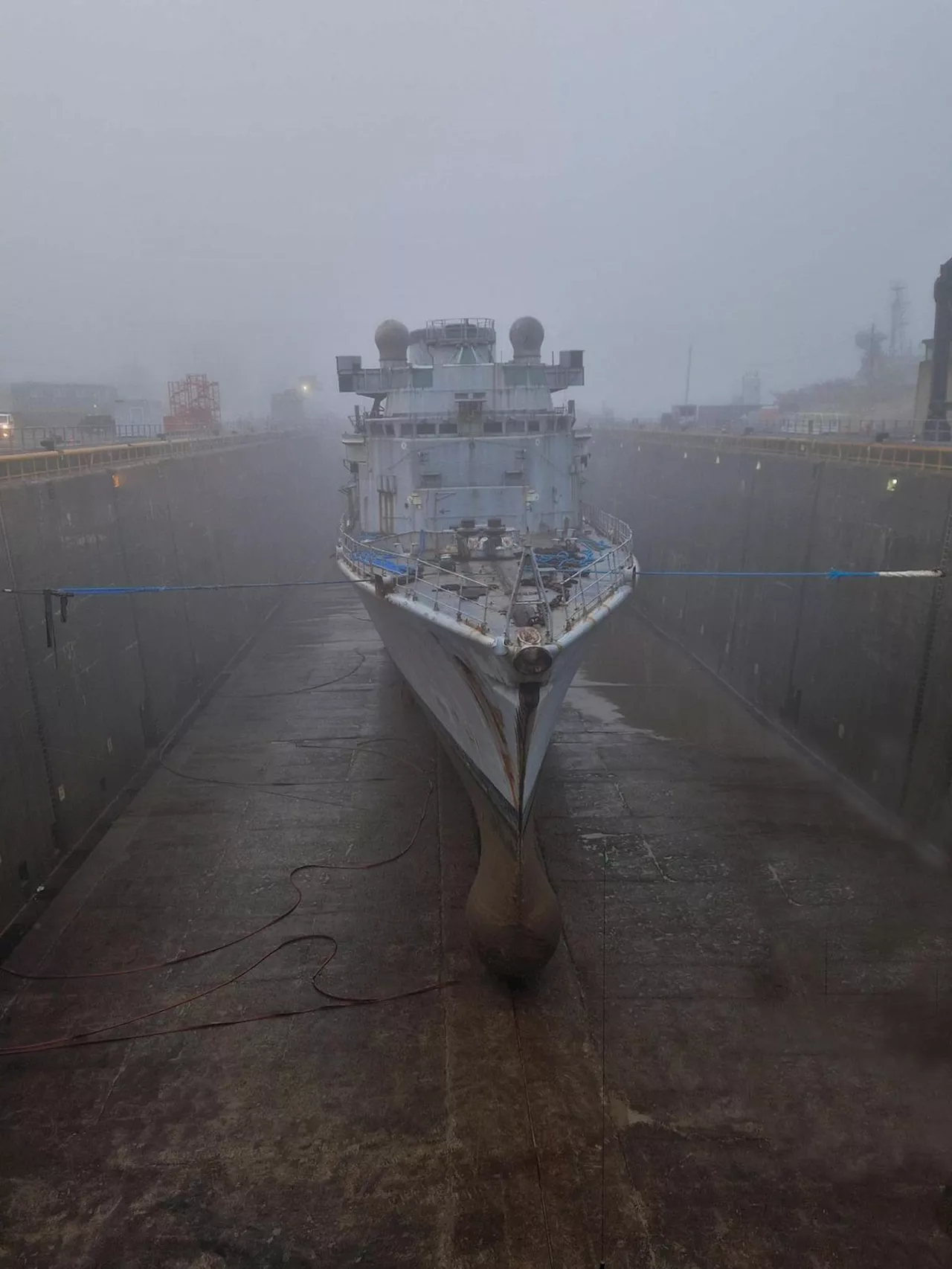 Bordeaux : une ancienne frégate de la Marine nationale, le « Montcalm », en cours de déconstruction