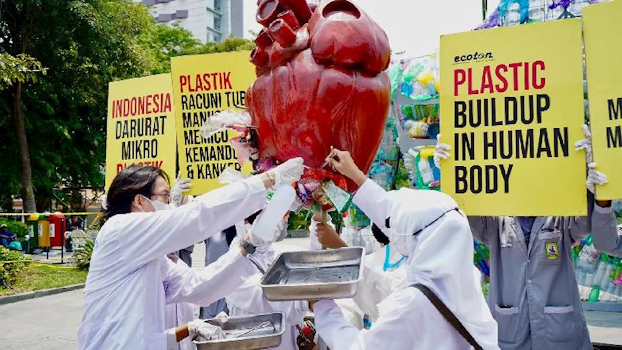 Aksi Teatrikal Operasi Bedah Manusia Plastik Serukan Stop Konsumsi Plastik