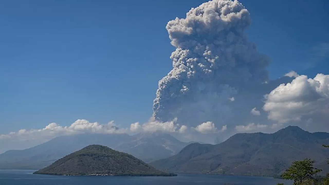 Letusan Gunung Lewotobi Hasilkan Aliran Lava Pijar Sejauh 3,9 Kilometer