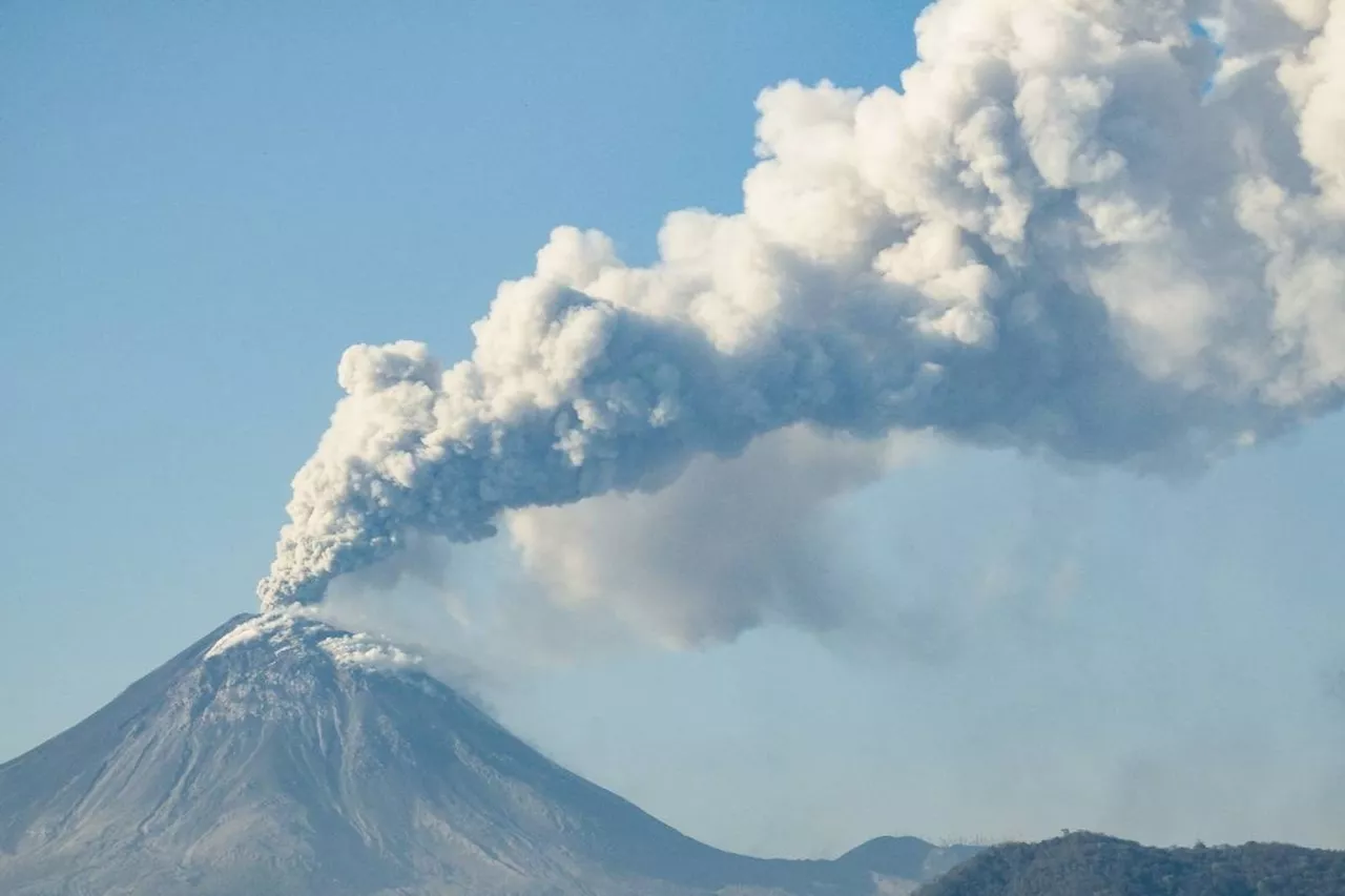 Airlines ground Bali flights after volcano erupts