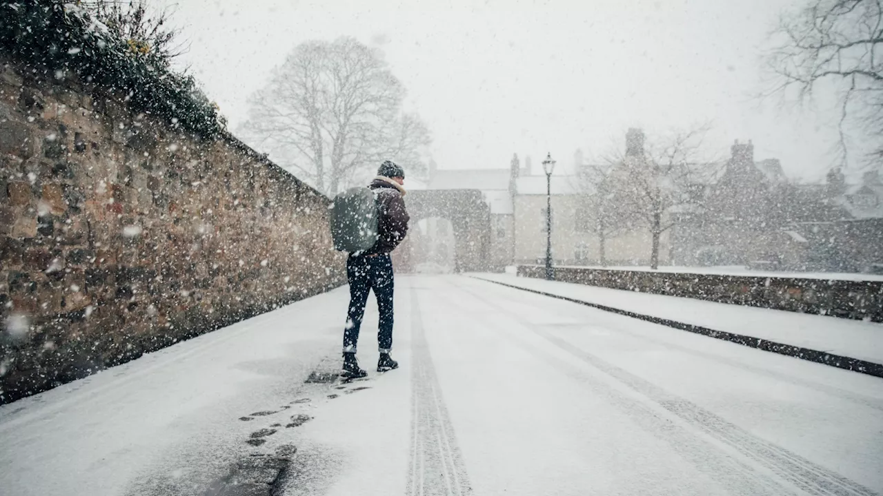 UK weather: Met Office forecasts snow to hit this weekend as cold Arctic air and strong gales sweep into...