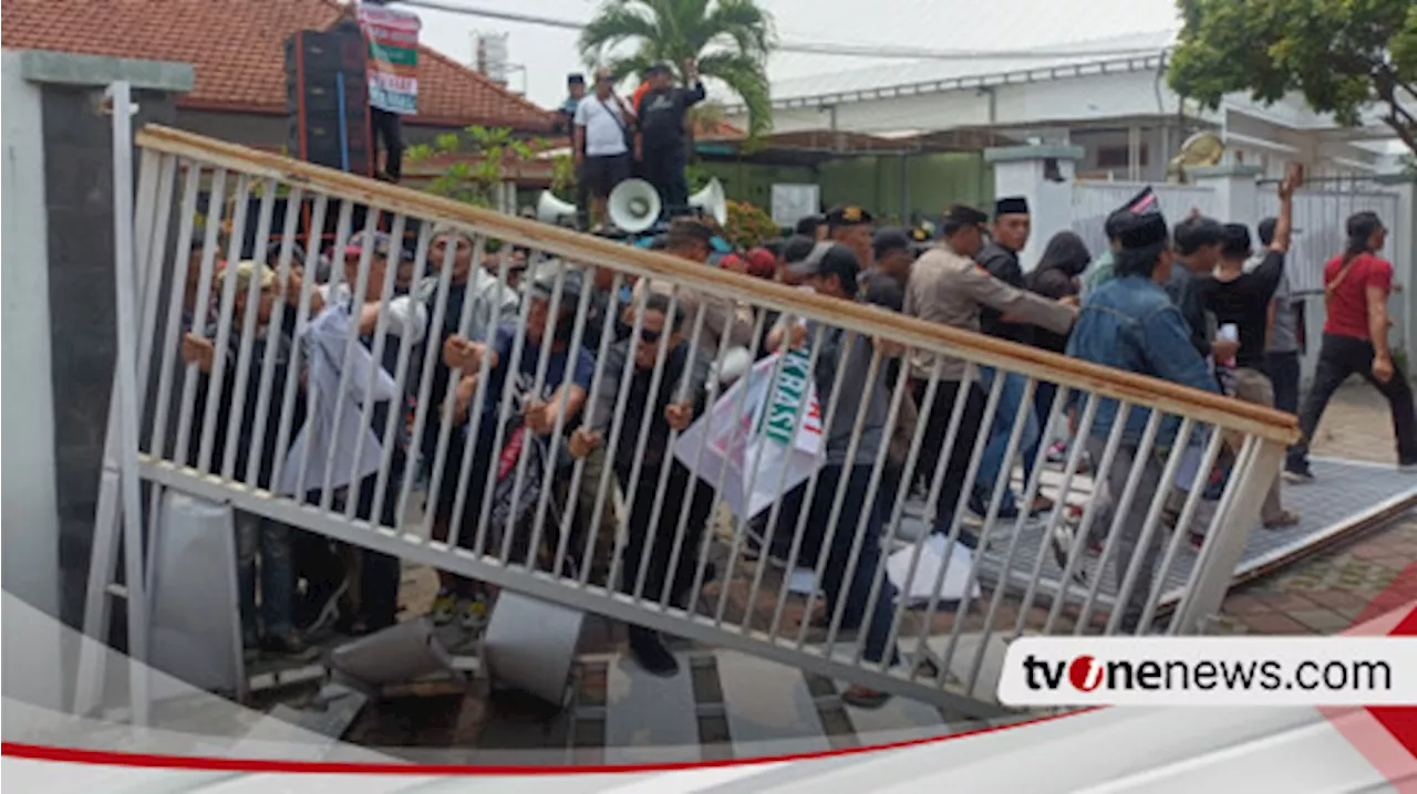 Massa Desak Pemecatan Oknum Panwascam, Demo di Bawaslu Jember Berujung Rusaknya Gerbang