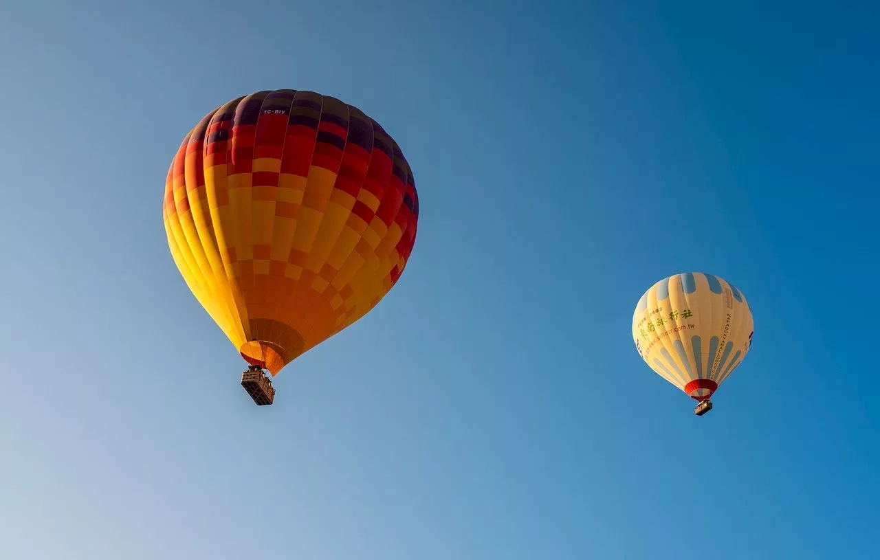 Deux slackliners battent un record du monde entre deux montgolfières à 2.500 m d’altitude