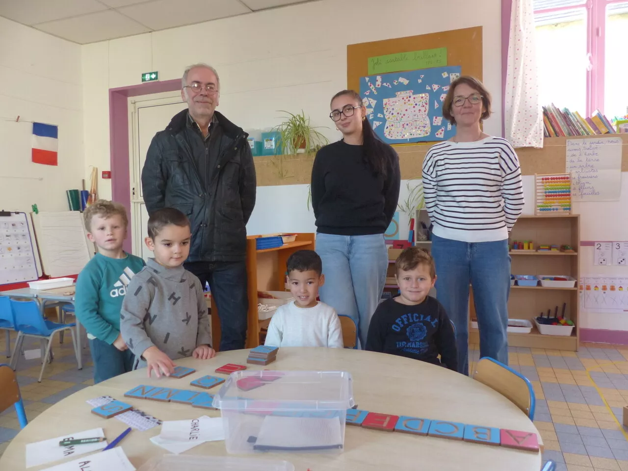 Dans la future supérette ou à l’école de Gesnes-le-Gandelin, Isalys Wingert vient prêter main-forte