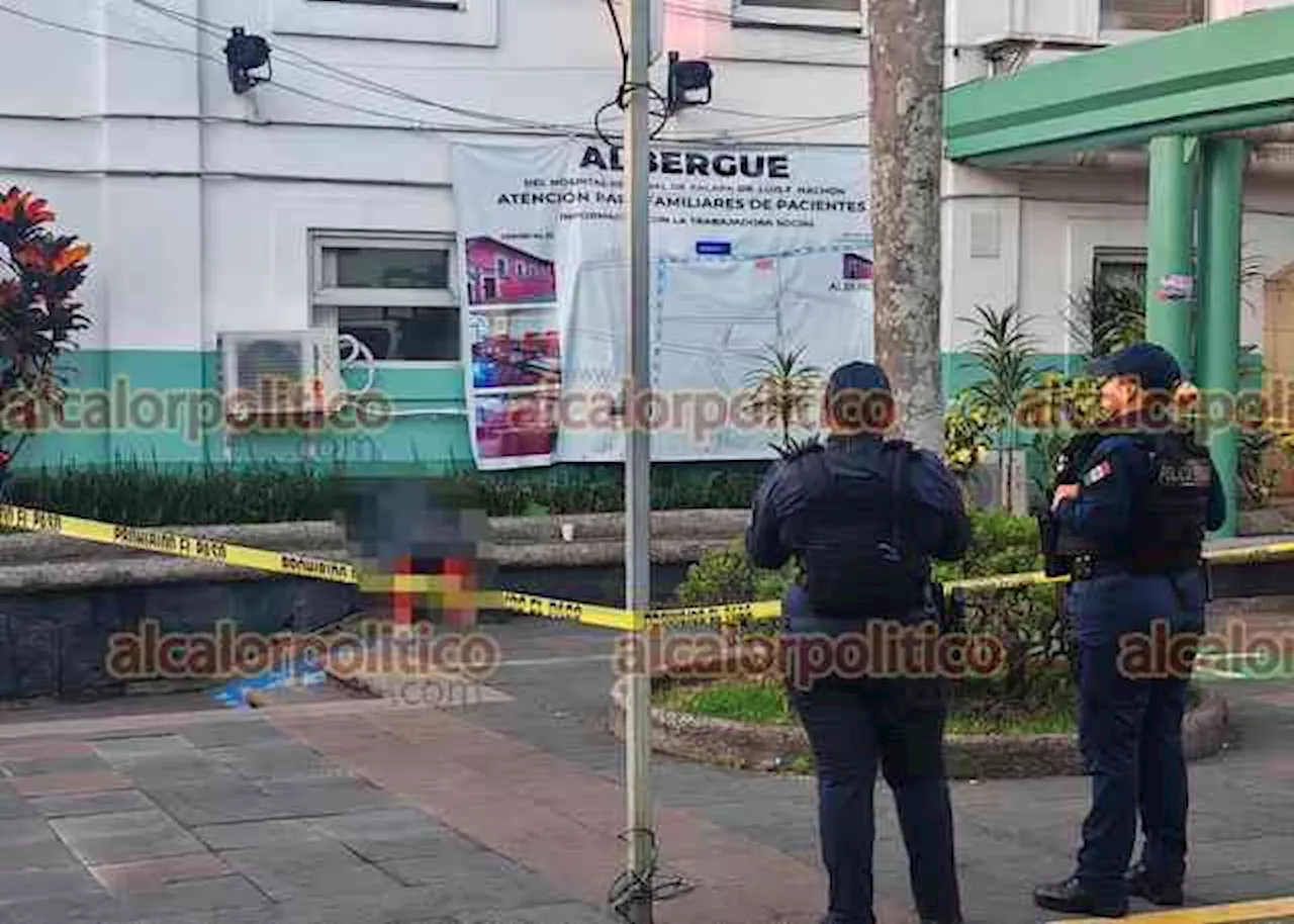 Exigen explicación familiares de hombre que murió afuera del Hospital Civil en Xalapa