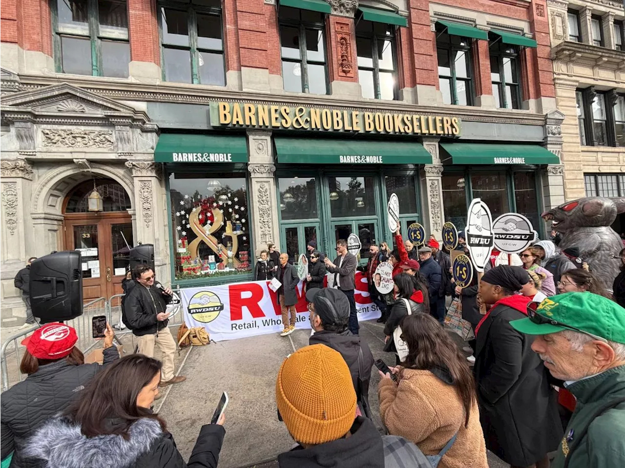 NYC Barnes & Noble union rallies in Union Square to bargain for first contract