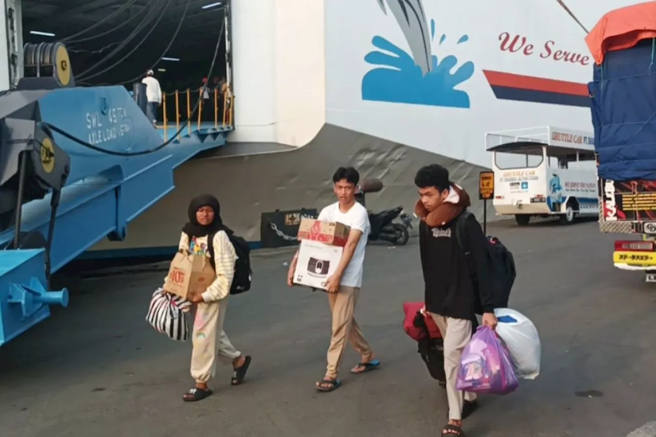 Penumpang terjebak penutupan bandara dari Flores tiba di Surabaya