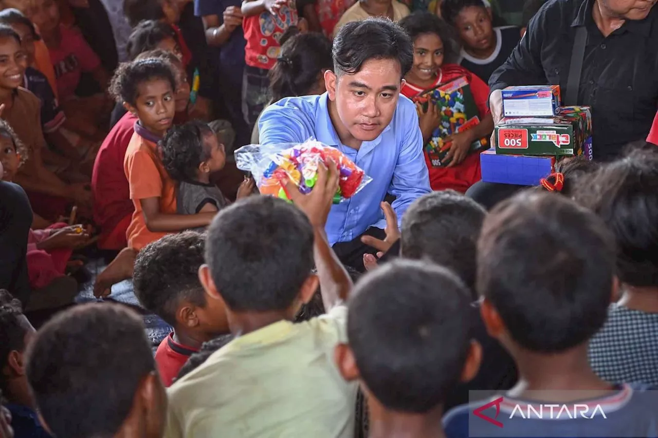 Wapres Gibran Rakabuming Raka tinjau pengungsi terdampak erupsi Lewotobi