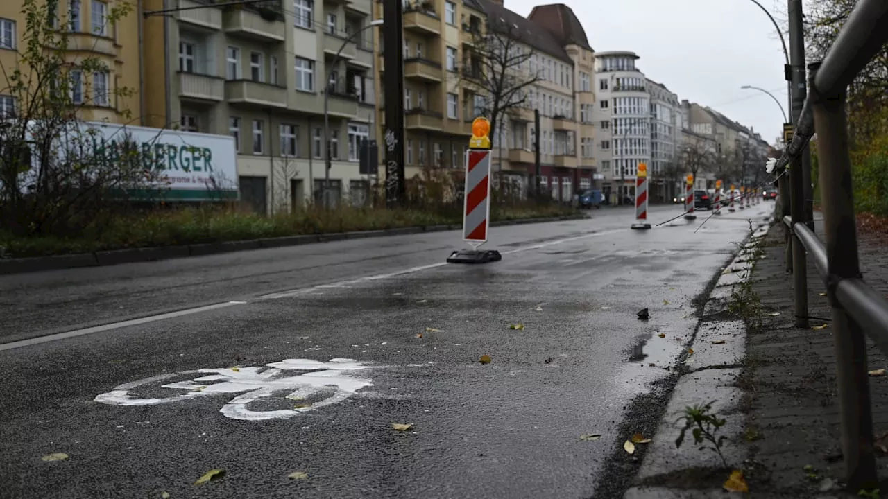 Berliner Hauptstraße: Aktivisten pinseln wieder illegalen Radweg