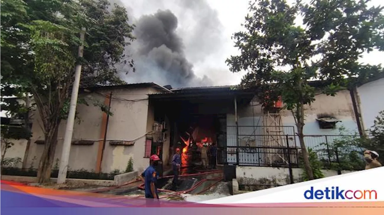 Gudang Tiner di Genuksari Semarang Terbakar