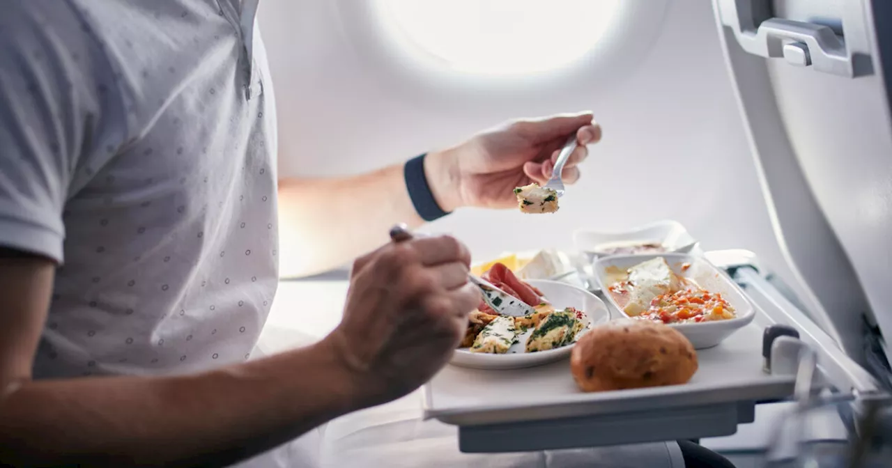 Cosa non mangiare in aereo: la guida completa