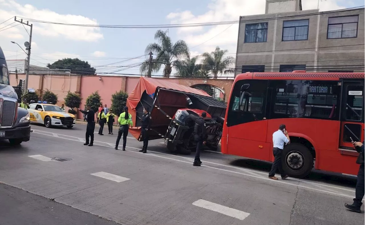 Camioneta de carga vuelca tras chocar con Metrobús en Xochimilco; no hay personas lesionadas