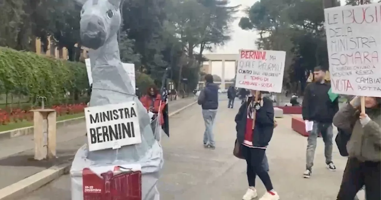 Sapienza, protesta degli studenti contro la ministra dell’Università Bernini: “Somara, dove sono…