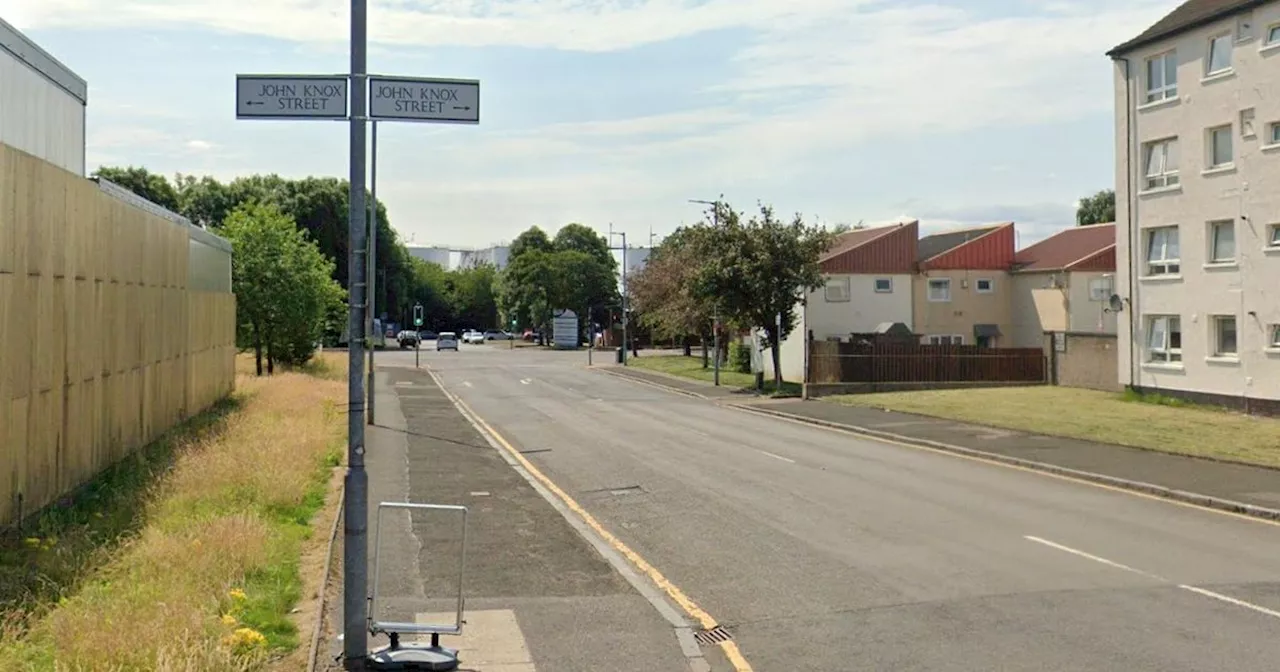 Clydebank police launch manhunt for balaclava-clad gang after robbery