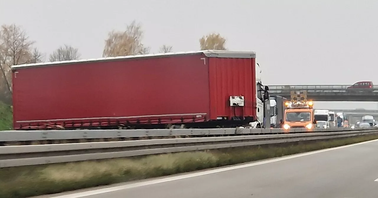 Lkw stand quer: Langer Stau auf A92 zwischen Landau und Wallersdorf