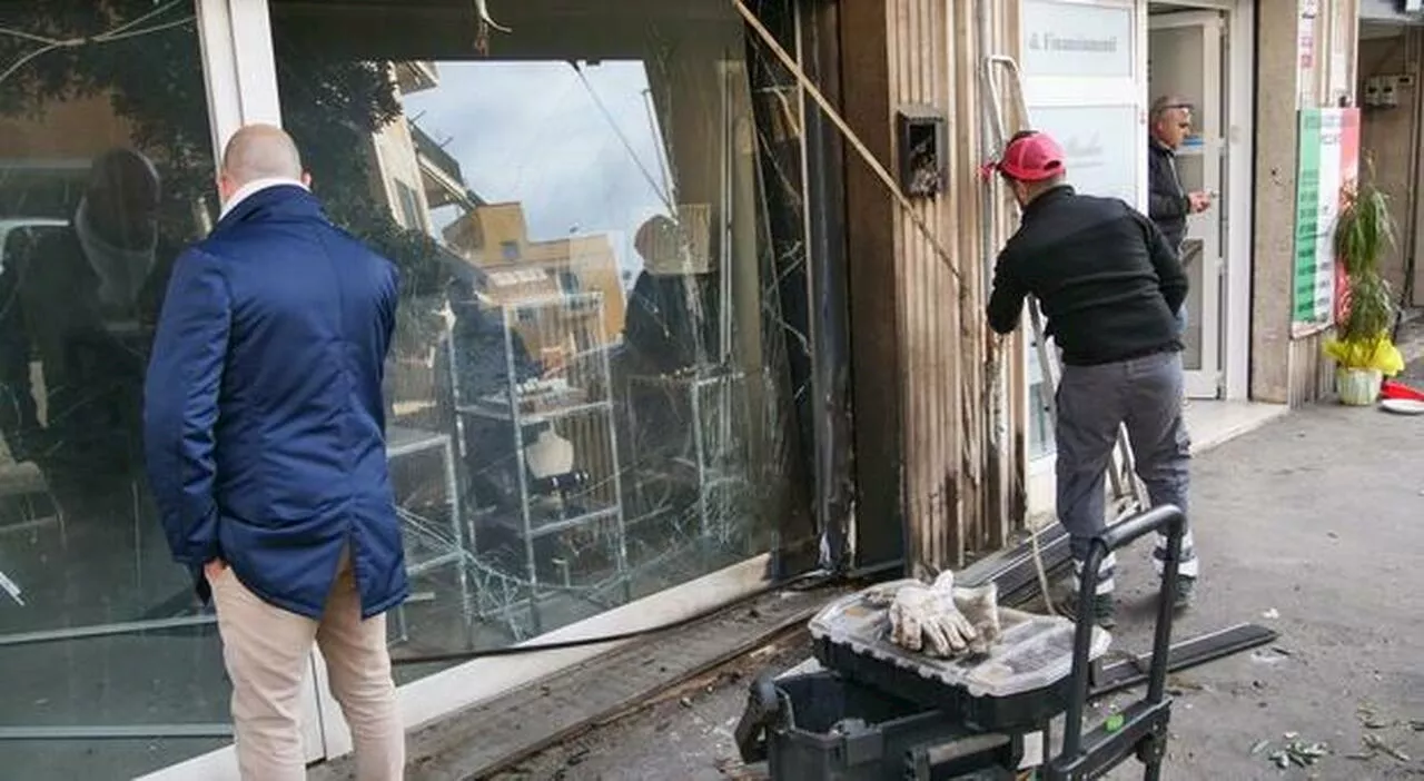 Ostia, bomba carta esplode davanti a una gioielleria legata al clan Spada: l’ombra del racket sulla città