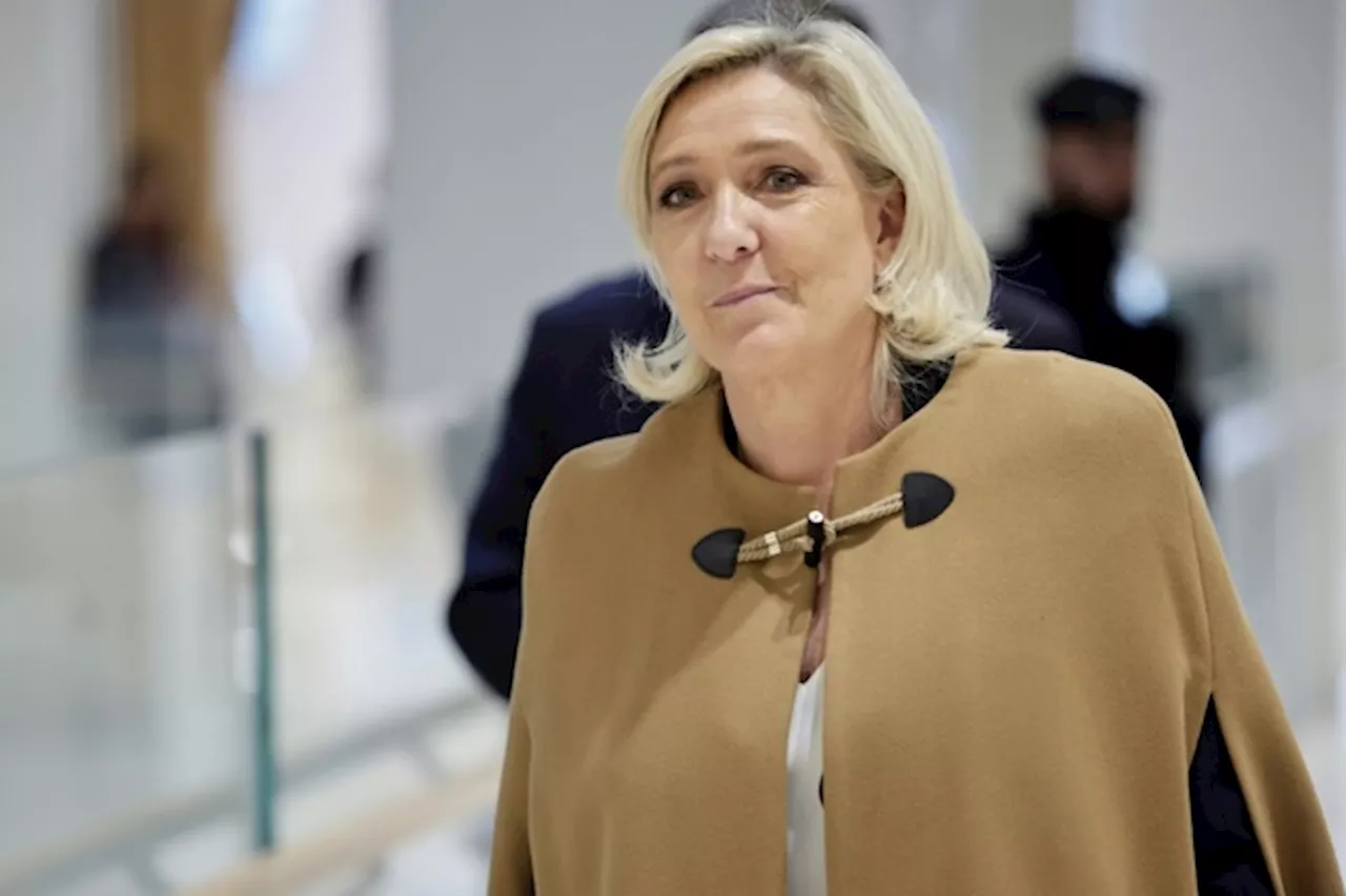 La procura di Parigi chiede cinque anni di prigione e d’ineleggibilità per Marine Le Pen