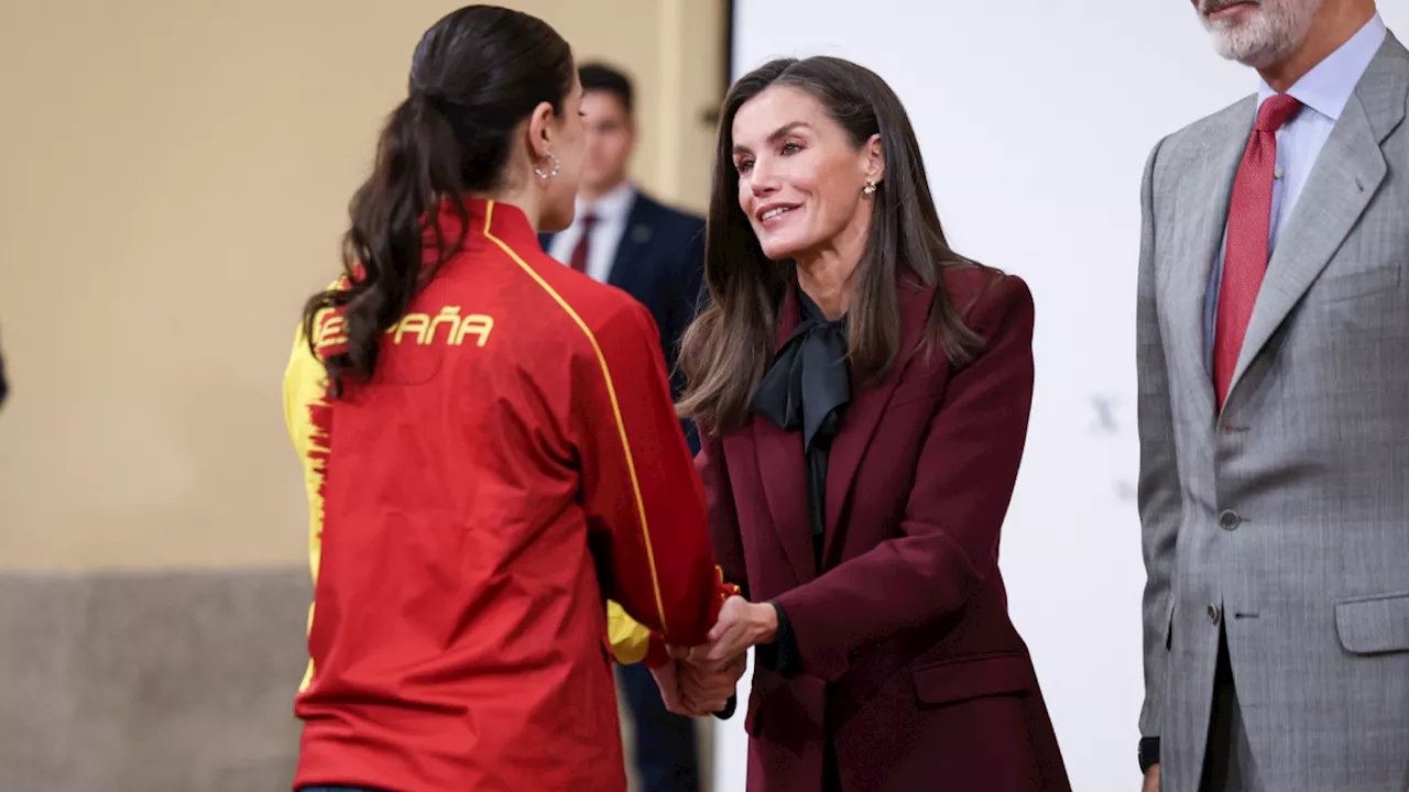 Letizia di Spagna segue la moda autunnale con il tailleur bordeaux e il maxi fiocco