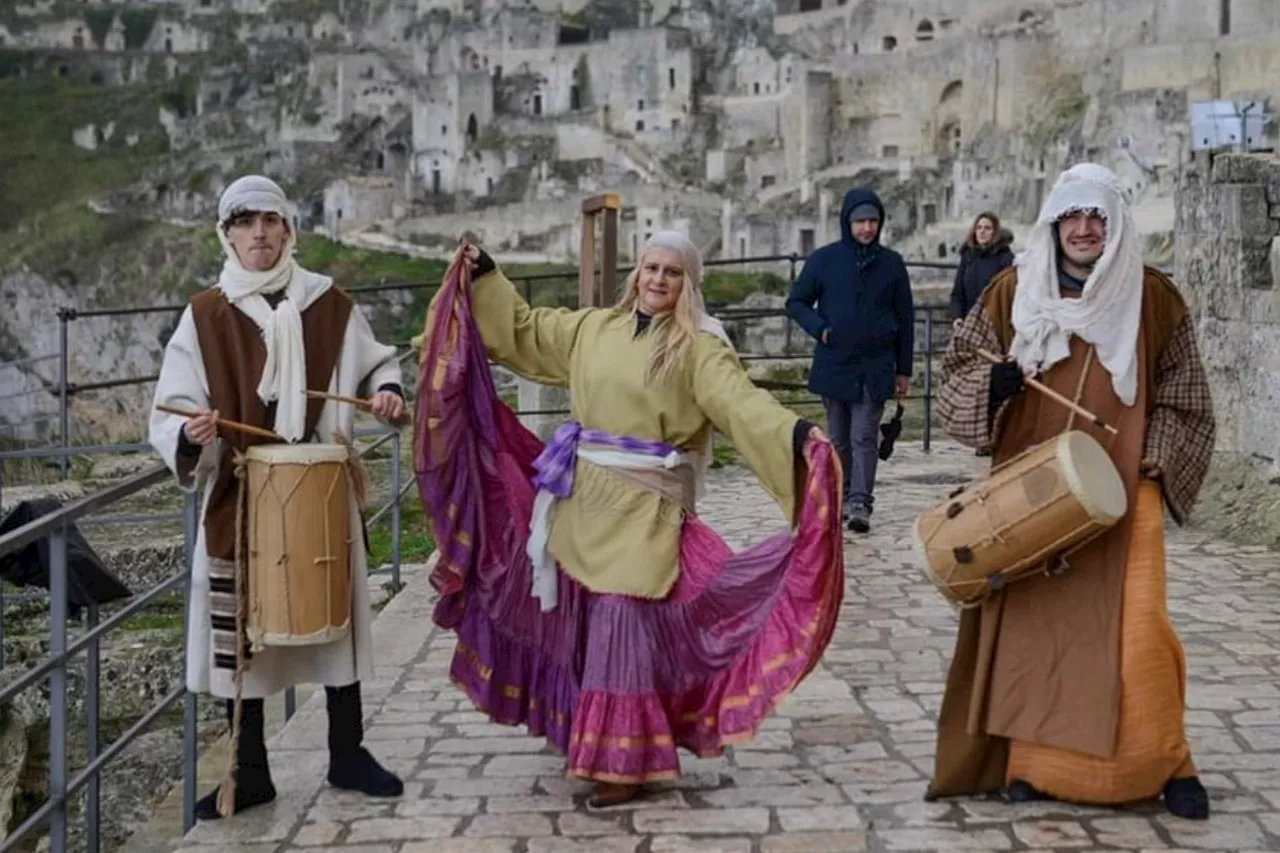 Tra i sassi di Matera, un Natale per tutti: il Presepe vivente abbatte le barriere