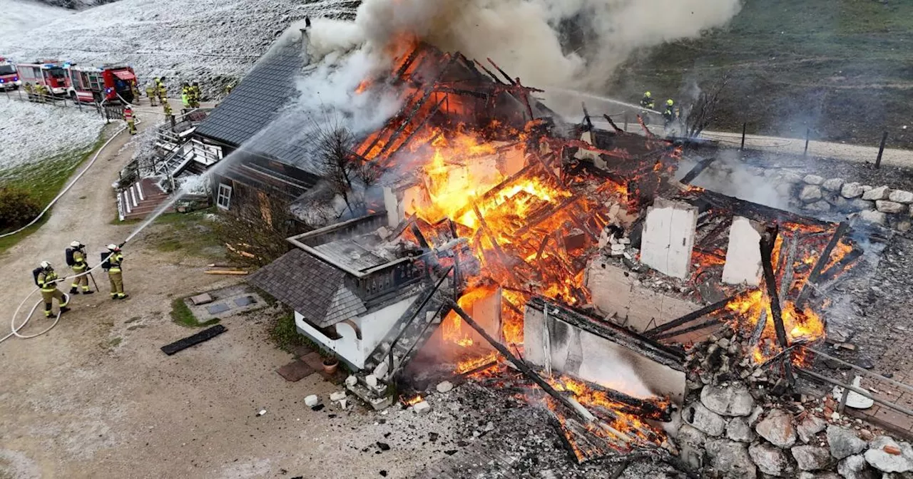 Buchberghütte in Flammen: Wassermangel erschwerte Löscharbeiten