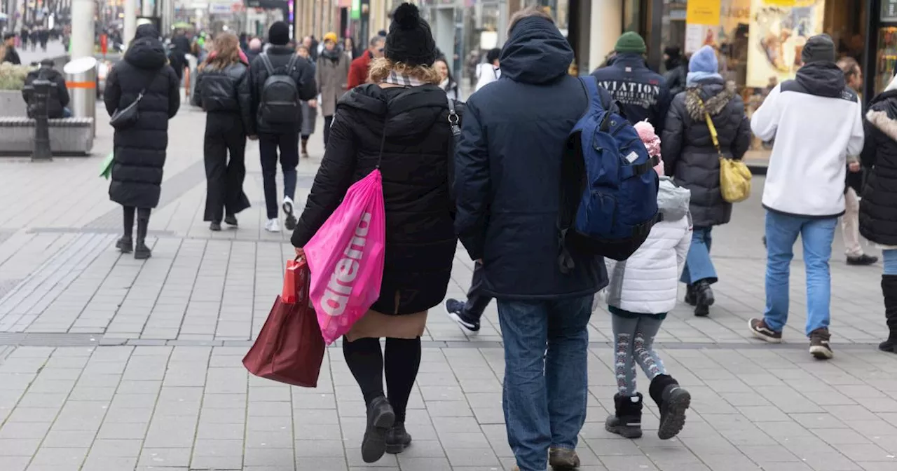 Weihnachten im Krisenmodus: Hohe Preise bremsen Kauflust