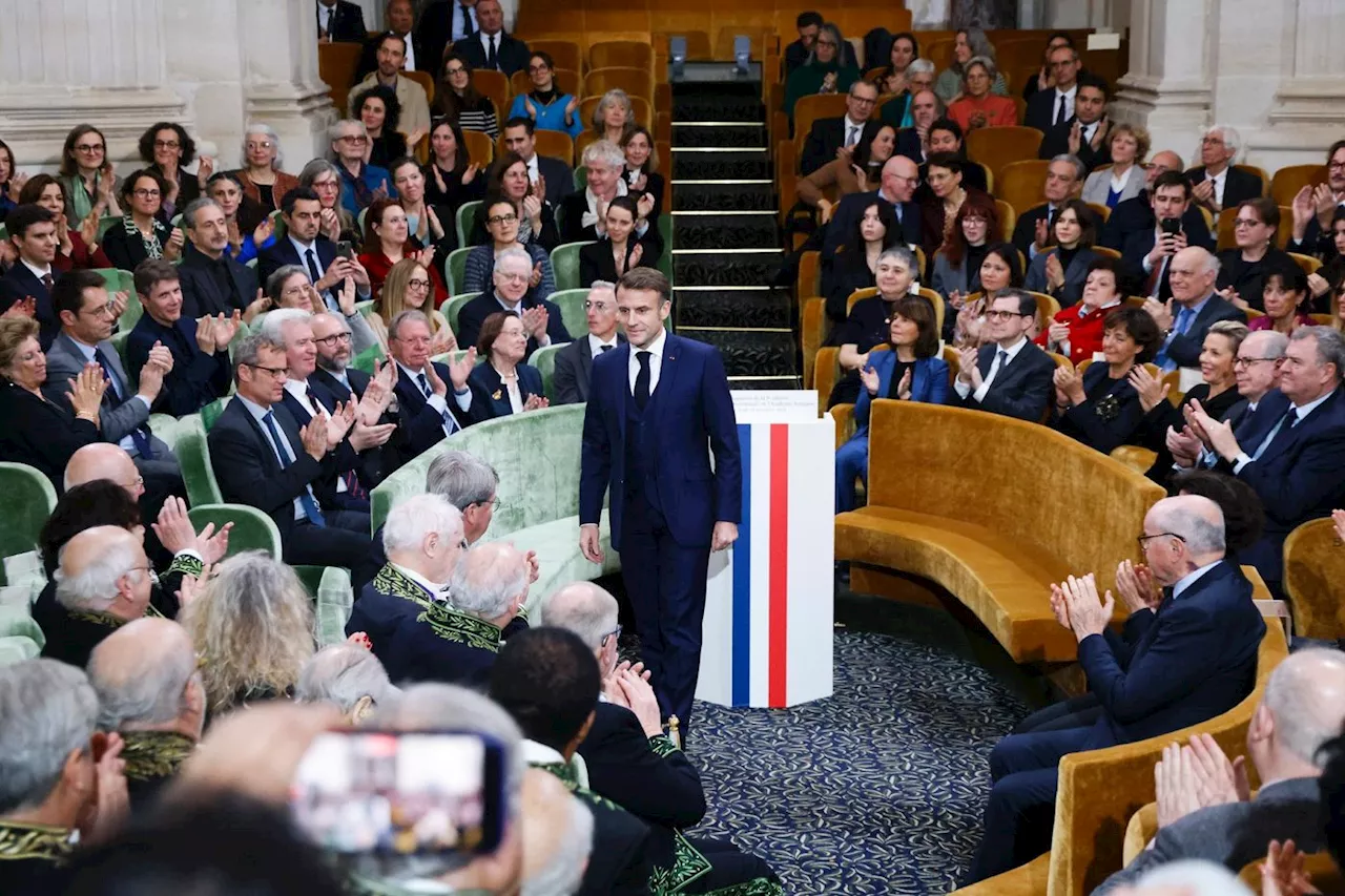 Le nouveau Dictionnaire de l'Académie française remis à Emmanuel Macron