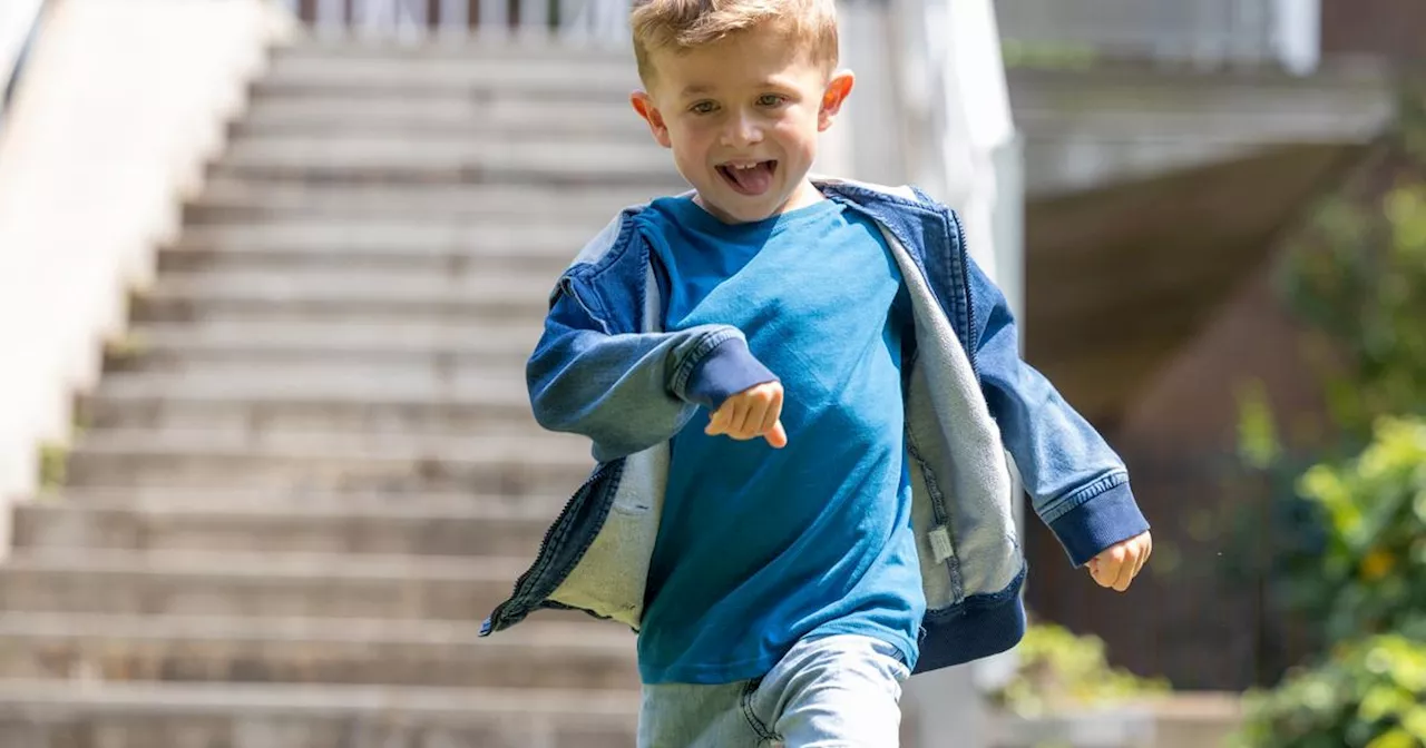 «Il sait maintenant grimper au toboggan, sauter à cloche pied et courir»: comment Sacha, 8 ans, a vaincu la myopathie