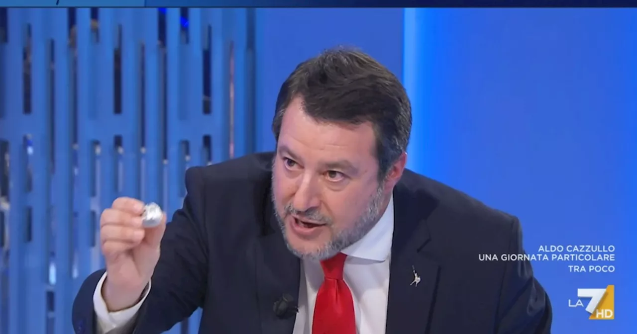 Salvini a Otto e mezzo, battibecco con Lilli Gruber poi il cioccolatino in diretta