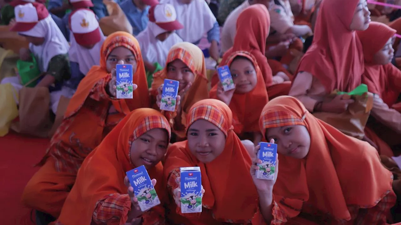 Mentan Amran Minum Susu Bersama Ribuan Anak Sekolah, Peternak, dan Pelaku Industri Susu di Pasuruan