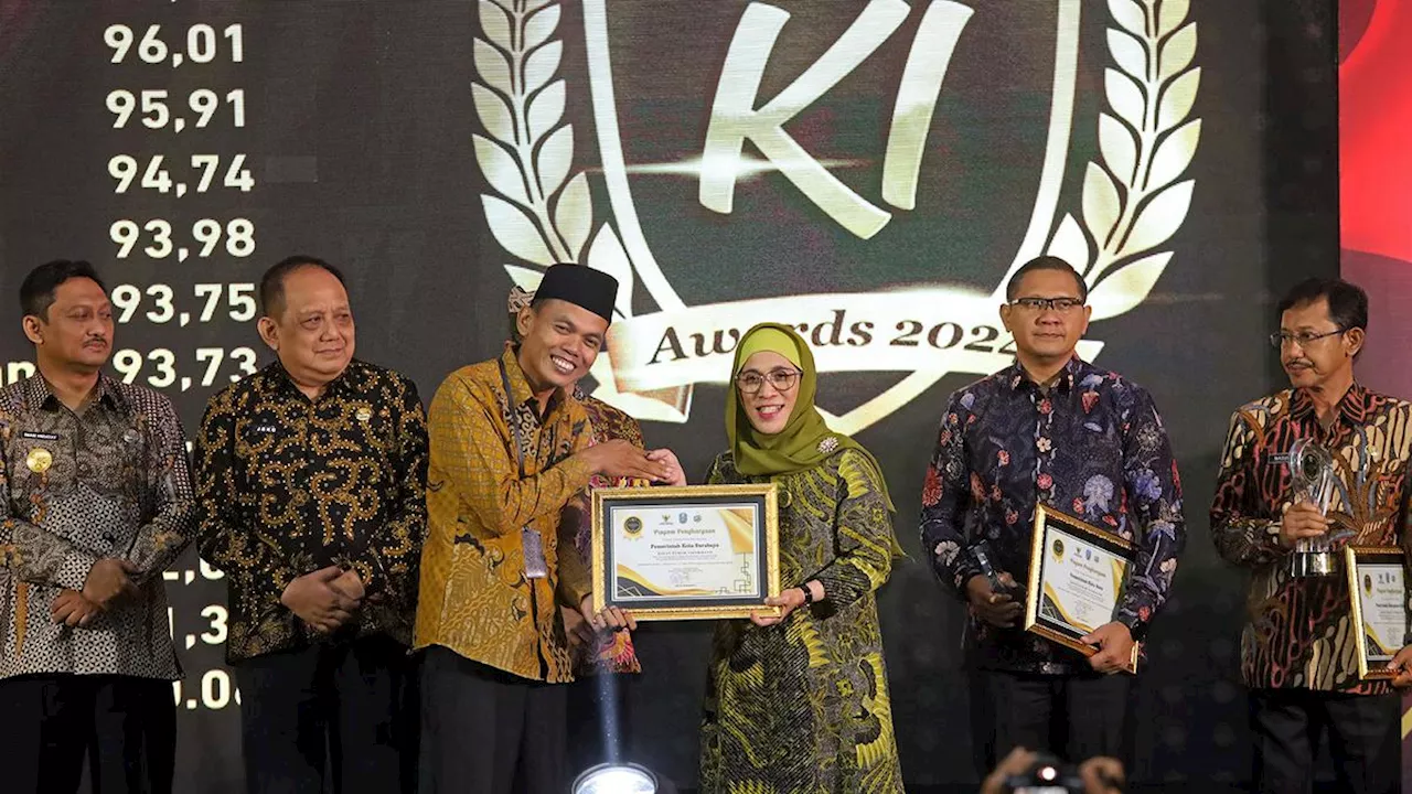 Pemkot Surabaya Terima Penghargaan Badan Publik Informatif di KI Jatim Awards 2024