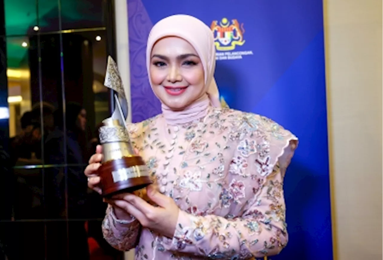 Siti Nurhaliza calls her ‘Biduan Negara’ award the success of entire entertainment fraternity