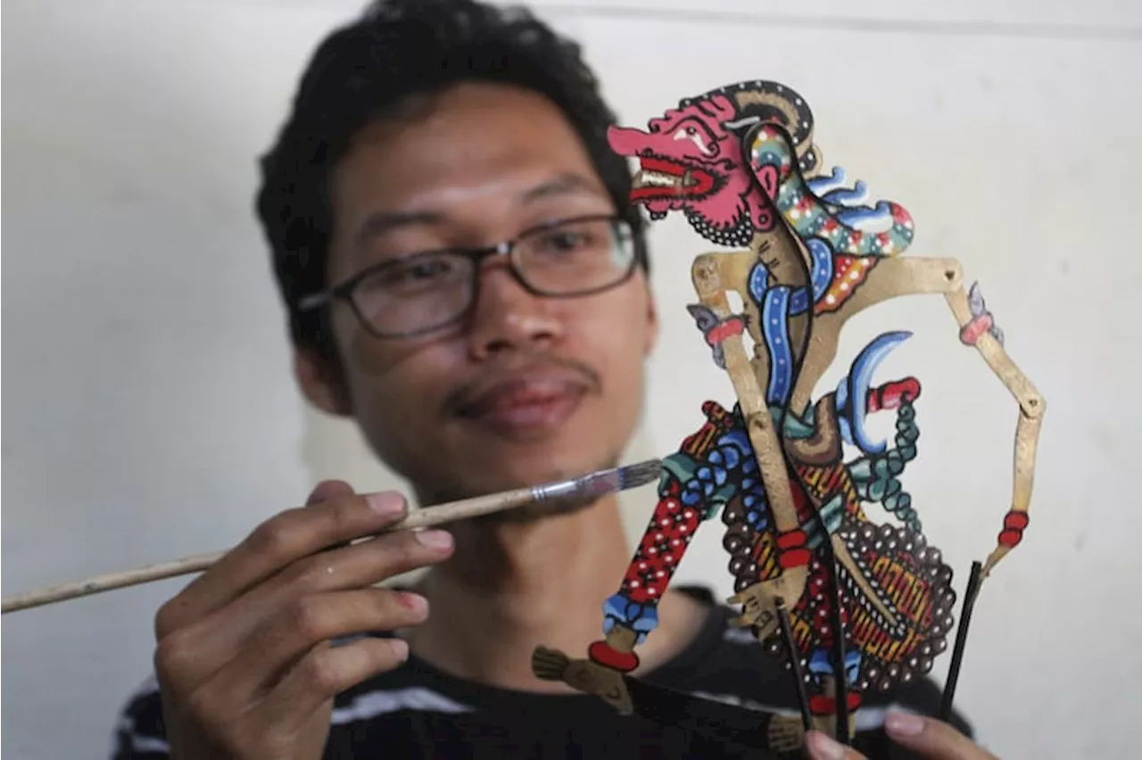 Perajin Wayang Kulit Mini Berbahan Limbah Kulit Sapi