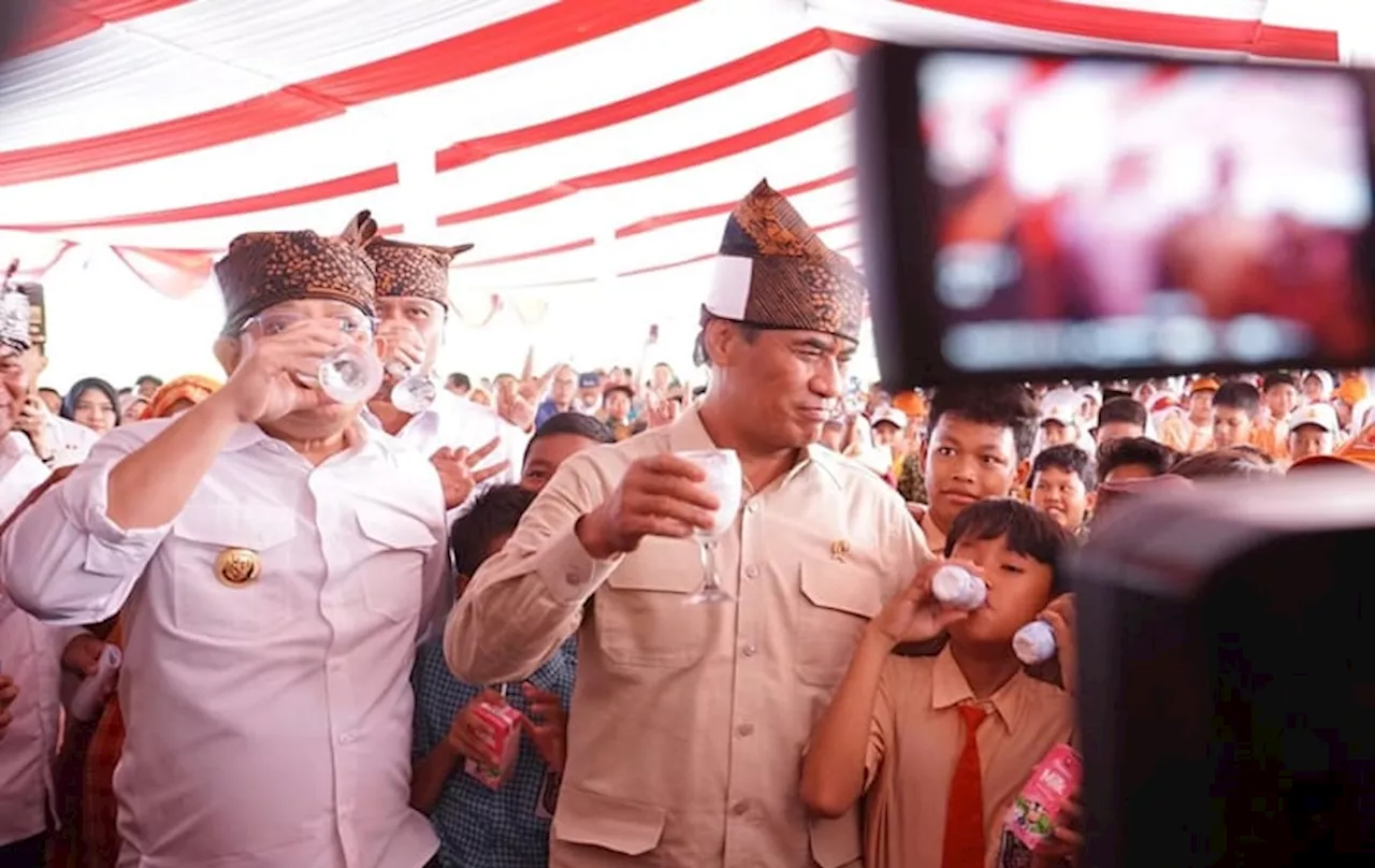 Simbol Perdamaian, Mentan Amran Minum Susu Bersama Ribuan Anak Sekolah, Peternak, dan Pelaku Industri Susu