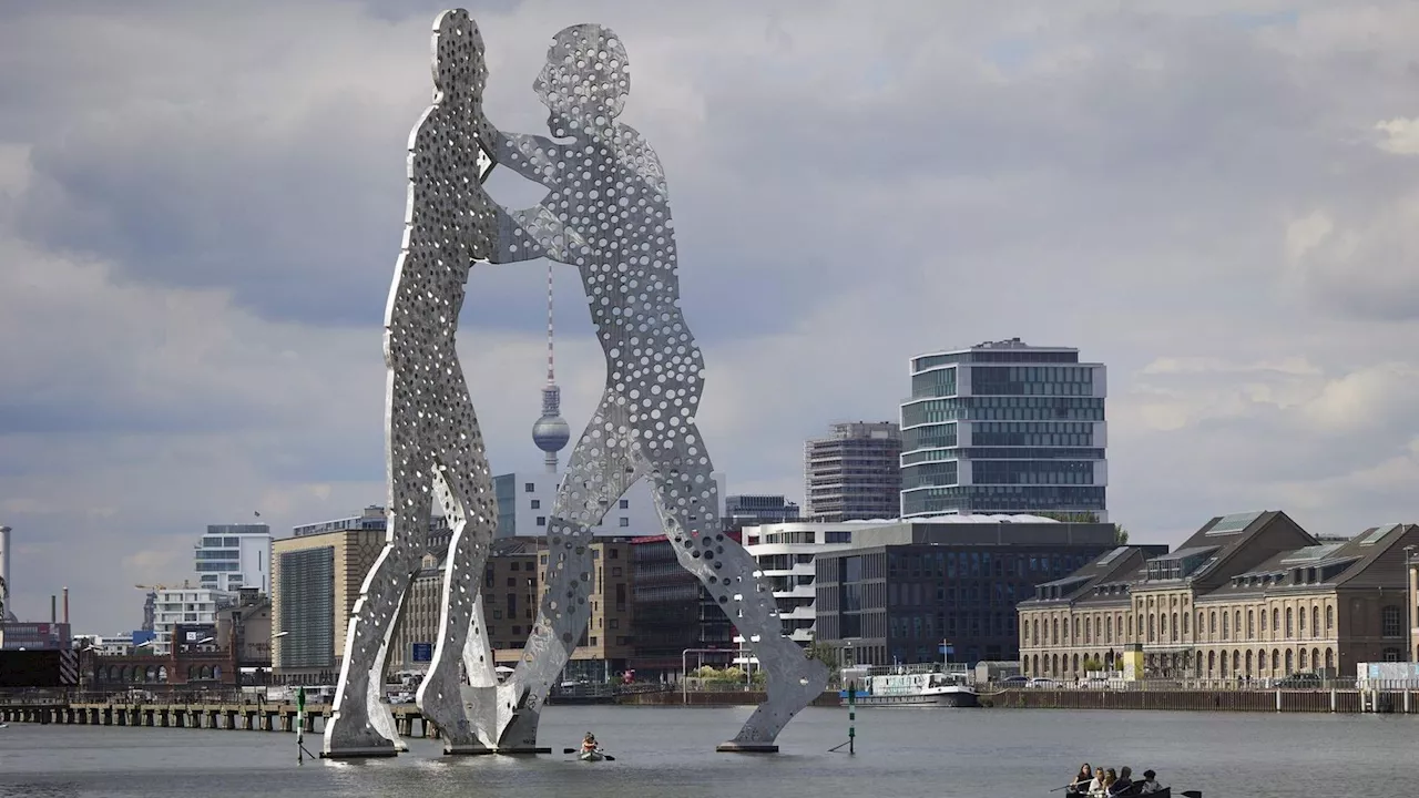 Aktivisten klettern auf „Molecule Man“ und rollen Banner aus