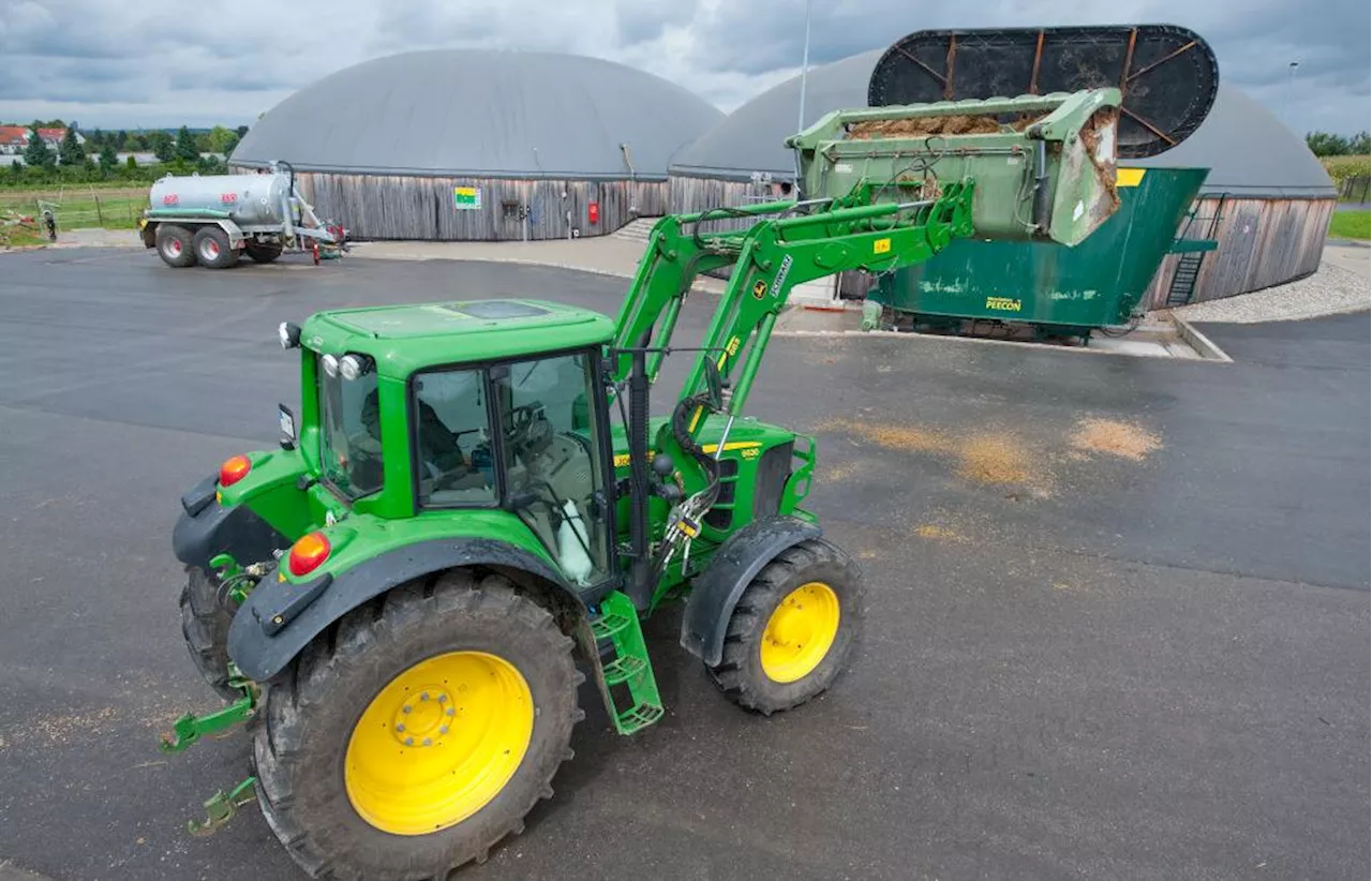 Fahrer brach am Steuer zusammen: Traktor hinterlässt in Postbauer-Heng Spur der Verwüstung