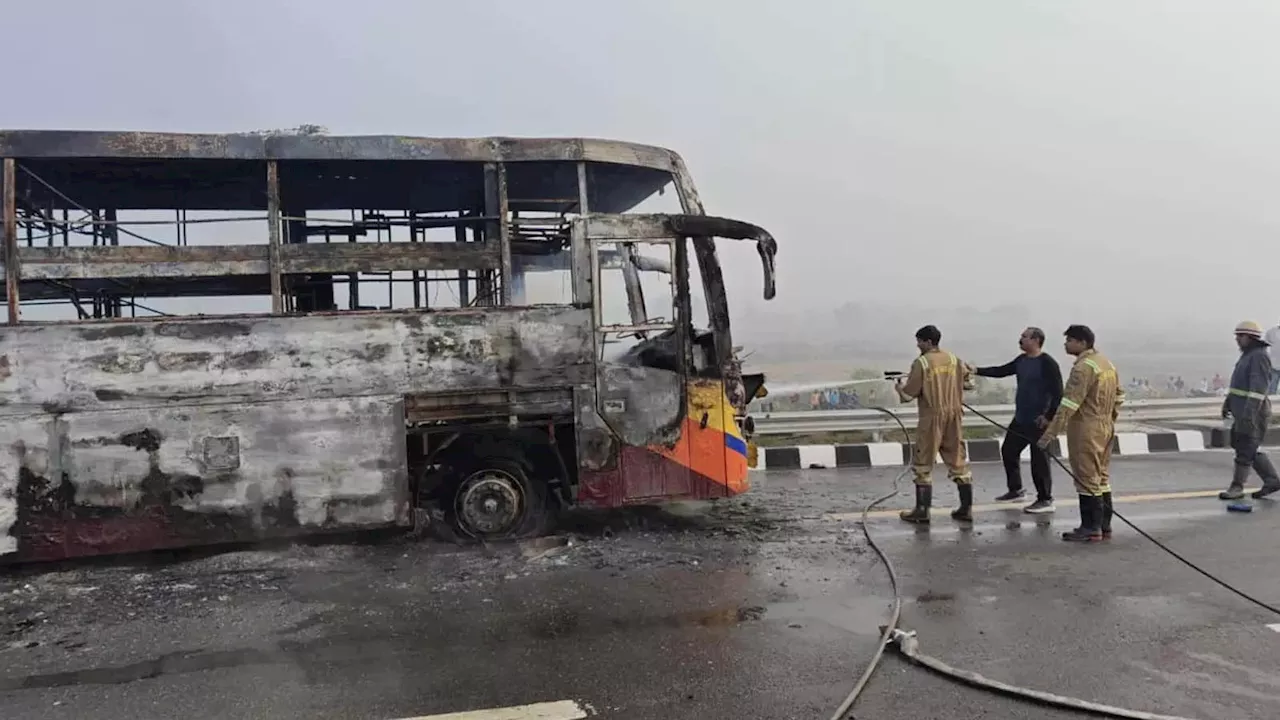 पूर्वांचल एक्सप्रेसवे पर डबल डेकर बस में लगी आग... बाल-बाल बची दिल्ली से आजमगढ़ जा रहे 42 यात्रियों की जान