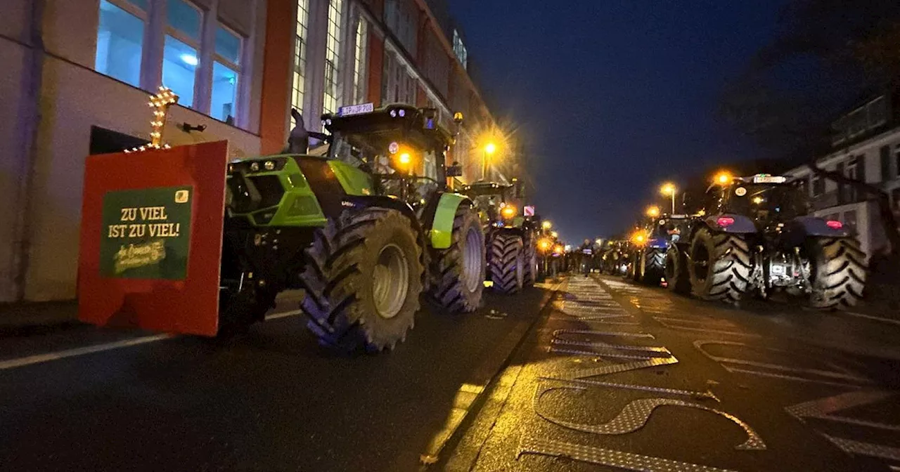 Landwirte protestieren mit mehr als 40 Traktoren vorm Marta Herford gegen ICE-Trasse