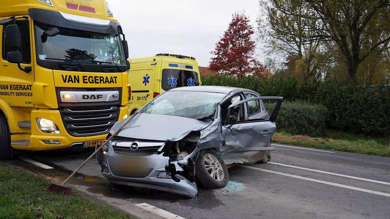 112-nieuws: automobiliste botst met vrachtwagen • man opgepakt na botsing