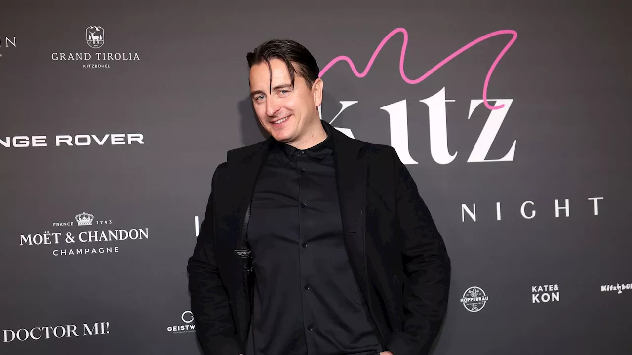 Andreas Gabalier trägt für Musikvideo Schnurrbart und Locken